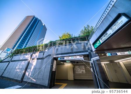 日本の東京都市景観 四ツ谷駅(四ツ谷口)や東京メトロ南北線四ツ谷駅、コモレ四谷などを望む 日本の東京都市景観 四ツ谷駅(四ツ谷口)や東京メトロ南北線四ツ谷駅、コモレ四谷などを望む 95736544
