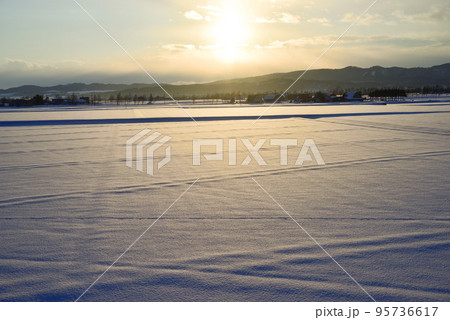 北海道冬の夕暮れ 95736617