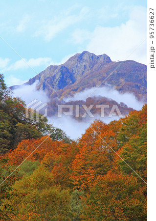 妙高戸隠連山国立公園　秋の雨飾山 95736627