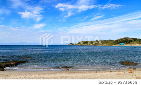 晴れた日の浜辺（湘南三浦半島の神奈川県三浦市和田長浜） 95736658