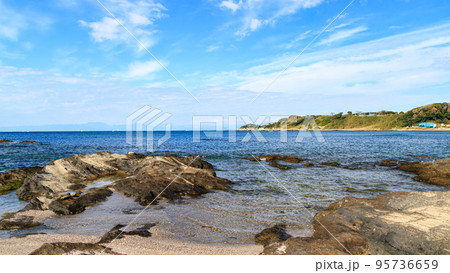 晴れた日の浜辺（湘南三浦半島の神奈川県三浦市和田長浜） 95736659