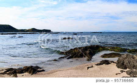 晴れた日の浜辺（湘南三浦半島の神奈川県三浦市和田長浜） 95736660