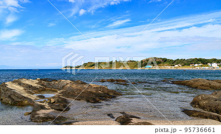 晴れた日の浜辺（湘南三浦半島の神奈川県三浦市和田長浜） 95736661