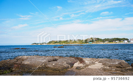 晴れた日の浜辺（湘南三浦半島の神奈川県三浦市和田長浜） 95736692