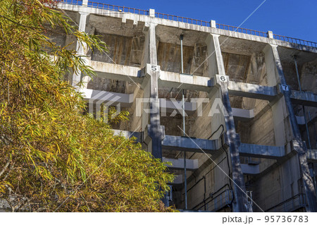 秋の大尻沼から見上げる丸沼ダム【丸沼高原・日光国立公園】/群馬県利根郡片品村 秋の大尻沼から見上げる丸沼ダム【丸沼高原・日光国立公園】/群馬県利根郡片品村 95736783