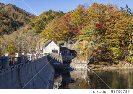 秋の丸沼ダム【丸沼高原・日光国立公園】／群馬県利根郡片品村 95736787