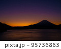 夜明け前の富士山 95736863
