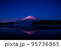 夜明け前の富士 95736865