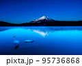夜明け前の富士山 95736868