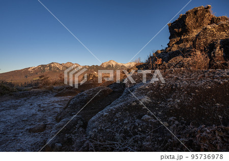 平沢峠から望む八ヶ岳連峰　獅子岩展望台からの眺め 95736978