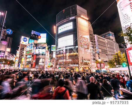 日本の東京都市景観 ハロウィン本番を控え早くも渋谷はカオス。ポリスも出動…=10月29日 日本の東京都市景観 ハロウィン本番を控え早くも渋谷はカオス。ポリスも出動…=10月29日 95737035