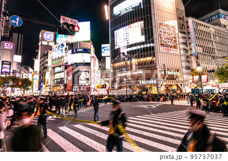日本の東京都市景観 ハロウィン本番を控え早くも渋谷はカオス。ポリスも出動…＝10月29日 95737037