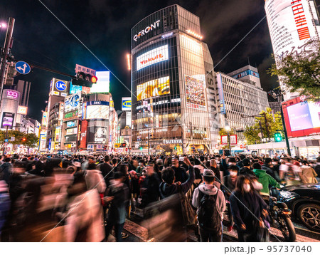 日本の東京都市景観 ハロウィン本番を控え早くも渋谷はカオス。ポリスも出動…＝10月29日 95737040