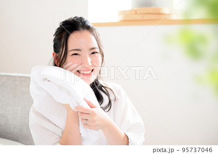 フワフワのタオルを顔に寄せる美しい女性 フワフワのタオルを顔に寄せる美しい女性 95737046