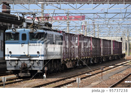 停車する貨物列車 95737238