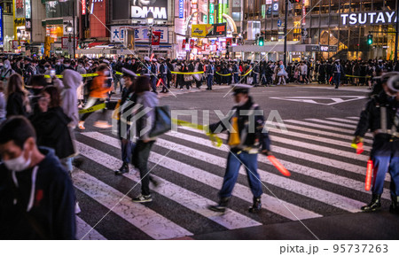 日本の東京都市景観 ハロウィン本番を控え早くも渋谷はカオス。ポリスも出動、かっこいい…＝10月29日 95737263