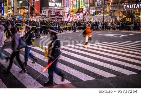 日本の東京都市景観 ハロウィン本番を控え早くも渋谷はカオス。ポリスも出動、かっこいい…=10月29日 日本の東京都市景観 ハロウィン本番を控え早くも渋谷はカオス。ポリスも出動、かっこいい…=10月29日 95737264