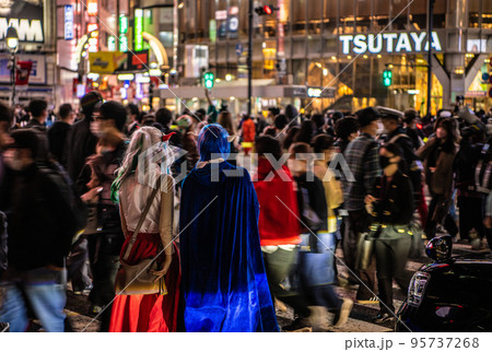 日本の東京都市景観 ハロウィン本番を控え早くも渋谷はカオス…＝10月29日 95737268
