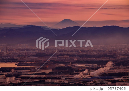 田原市　蔵王山展望台から望む朝焼けの富士山と豊橋市街 95737406