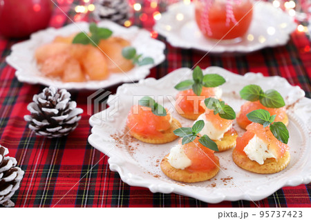 りんごジャムのカナッペ 95737423