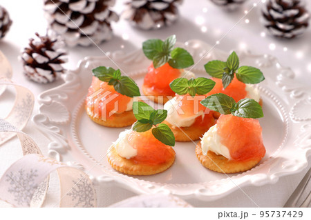 りんごジャムのカナッペ りんごジャムのカナッペ 95737429