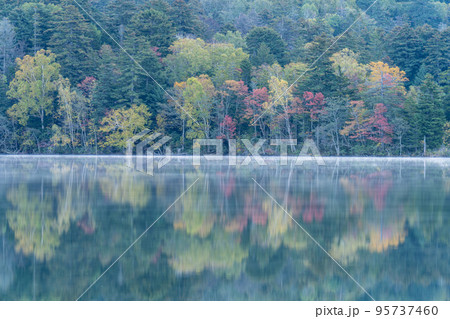 オンネトー湖の紅葉と水鏡 95737460