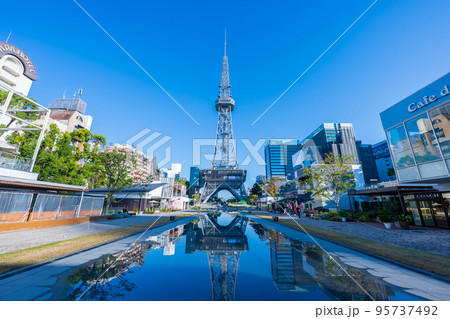 久屋大通公園の観光名所のタワーと青空が美しく水面に反射｜愛知県名古屋市 95737492