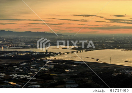 田原市 蔵王山展望台から望む朝焼けに染まる豊橋市街の風景 田原市 蔵王山展望台から望む朝焼けに染まる豊橋市街の風景 95737499