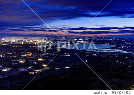 田原市　蔵王山展望台より望む夜明けの豊橋市街 95737509