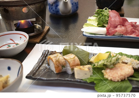 宿泊先の宿で出てきた美味しいコース料理 95737570