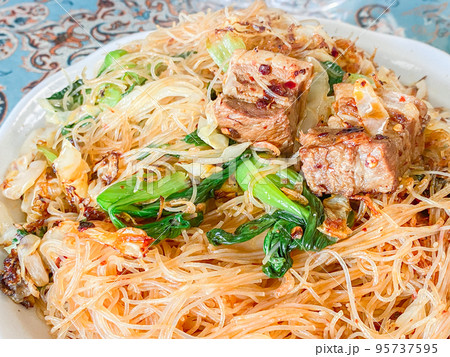 中国家庭料理・台湾炒米粉（台湾ビーフン炒め） 95737595