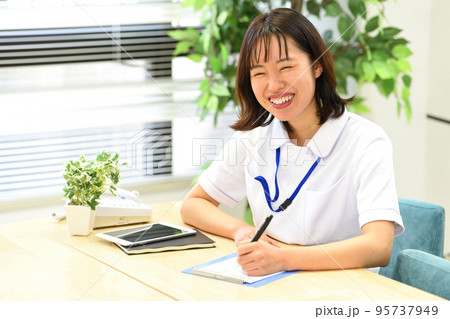 笑顔の医療従事者の女性 95737949