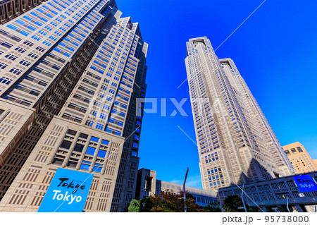 東京　西新宿の都市風景　東京都庁第一本庁舎と第二本庁舎 95738000