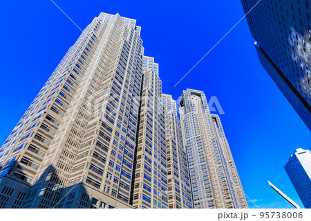 東京　西新宿の都市風景　東京都庁第一本庁舎と第二本庁舎 95738006