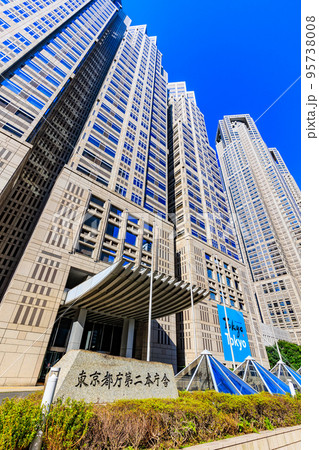 東京　西新宿の都市風景　東京都庁第一本庁舎と第二本庁舎 95738008