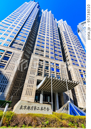 東京 西新宿の都市風景 東京都庁第二本庁舎の写真素材 [95738010