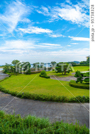 日本三景・松島　ホテルの庭園　松島湾（宮城県松島町） 95738328