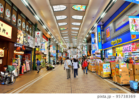 川崎銀柳街を歩く人々 95738369