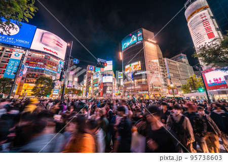 日本の東京都市景観 ハロウィン本番を控え早くも渋谷はカオス。ポリスも出動…＝10月29日 95738603