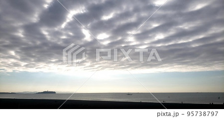 秋の雲と江の島【10月】 95738797