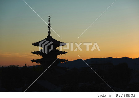 京都東山の八坂の塔の夕景と夕陽の光景 京都東山の八坂の塔の夕景と夕陽の光景 95738903