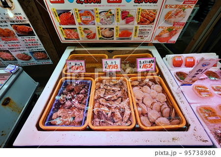 いけすの貝類　(北海道小樽市 三角市場) 95738980
