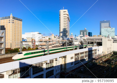ビルを背景に走る東北新幹線E2系 ビルを背景に走る東北新幹線E2系 95739095
