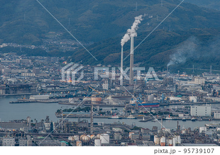 工場地帯の夕暮れ　山口県周南市 95739107