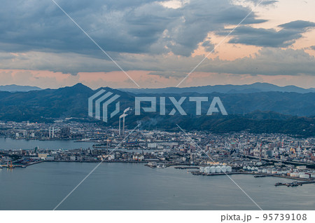 工場地帯の夕暮れ　山口県周南市 95739108