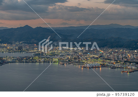 工場地帯の夕暮れ　山口県周南市 95739120