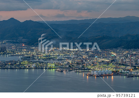 工場地帯の夕暮れ 山口県周南市 工場地帯の夕暮れ 山口県周南市 95739121