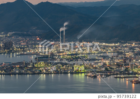 工場地帯の夕暮れ 山口県周南市 工場地帯の夕暮れ 山口県周南市 95739122