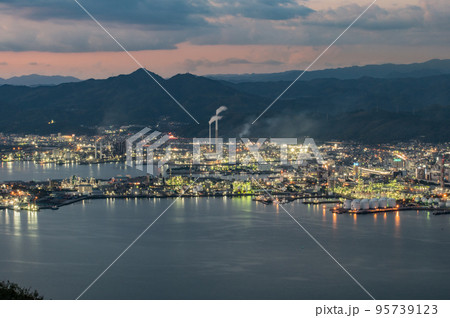 工場地帯の夕暮れ　山口県周南市 95739123