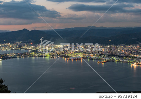 工場地帯の夕暮れ 山口県周南市 工場地帯の夕暮れ 山口県周南市 95739124